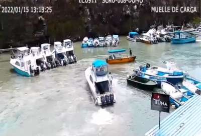 Video: Una embarcaci&oacute;n es arrastrada por fuerte corriente en Puerto Ayora
