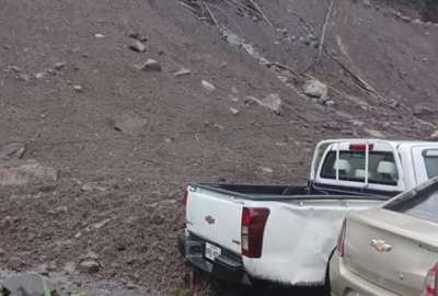 Deslizamiento de tierra deja atrapados a veh&iacute;culos en el Socav&oacute;n San Luis