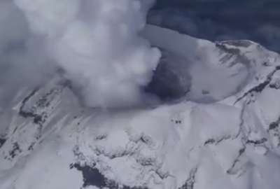 Volc&aacute;n Cotopaxi emiti&oacute; una columna de gases de 500 metros de altura