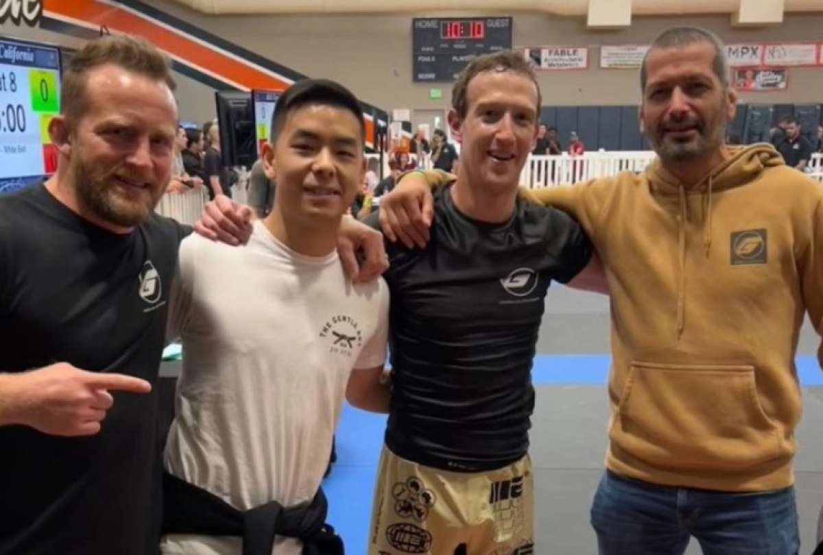 Mark Zuckerberg gan&oacute; una medalla de oro y recibe la felicitaci&oacute;n del Chito Vera