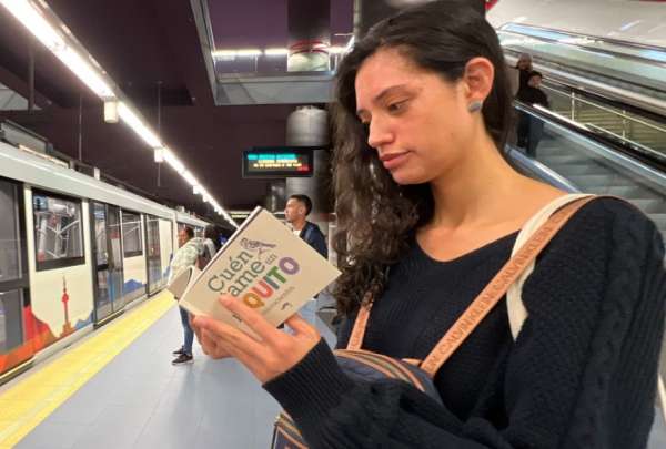 Los pasajeros deben escanear un c&oacute;digo QR para acceder a una plataforma digital que contiene 50 cuentos cortos de autores ecuatorianos.