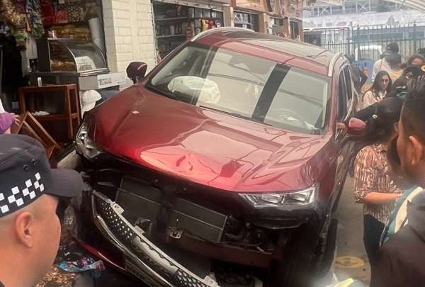 &iexcl;Ins&oacute;lito! Conductor confunde acelerador con freno y causa accidente