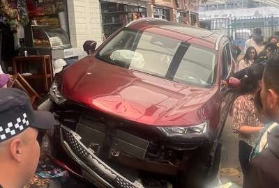 &iexcl;Ins&oacute;lito! Conductor confunde acelerador con freno y causa accidente