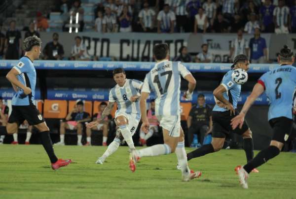 Argentina gan&oacute; a Uruguay en el cierre de la fecha 13 de las Eliminatorias