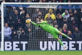 Portero de Fulham empuj&oacute; a un pasabolas y tuvo que disculparse