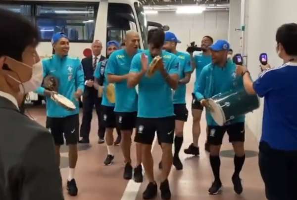 Jugadores de Brasil bailaron y cantaron previo al partido ante Jap&oacute;n