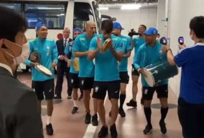 Jugadores de Brasil bailaron y cantaron previo al partido ante Jap&oacute;n