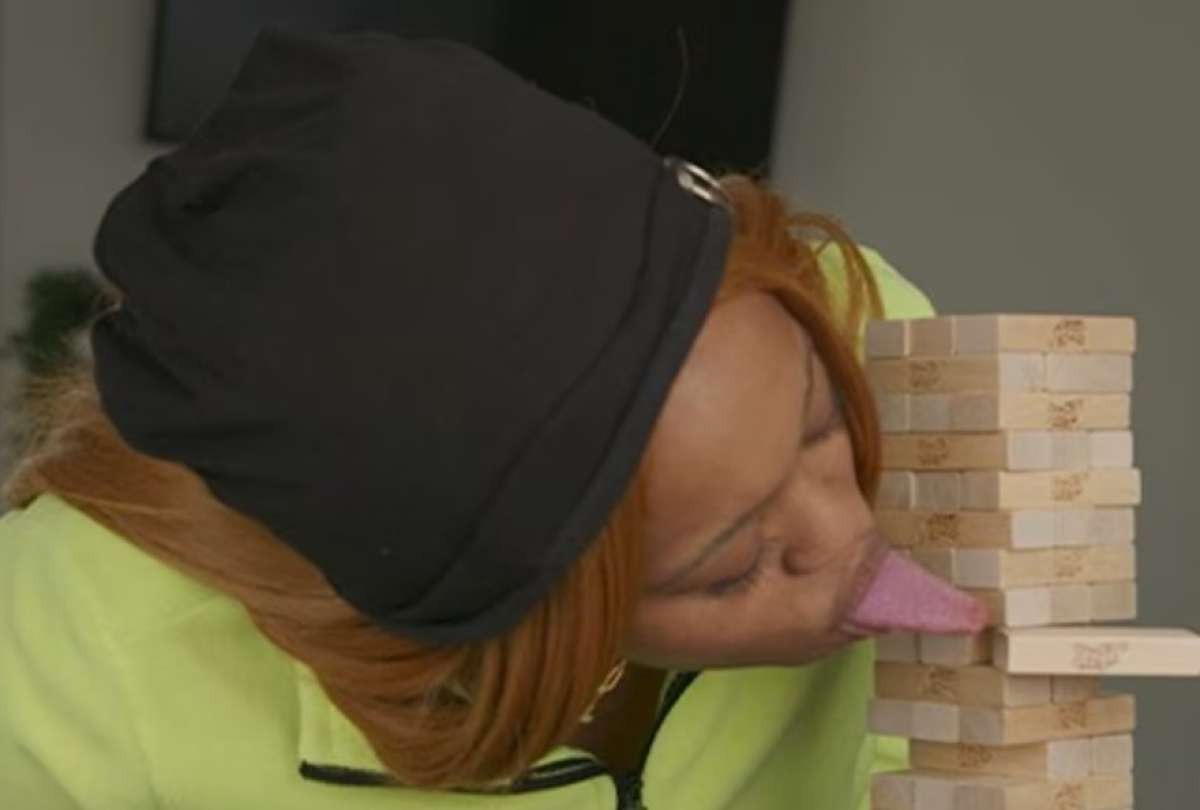 Mujer gana un Récord Guiness por tener la lengua más larga del mundo