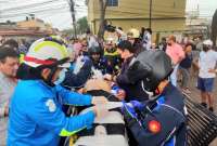 El piloto Cristian Armendáriz fue retirado de emergencia, tras el accidente en Guayaquil.