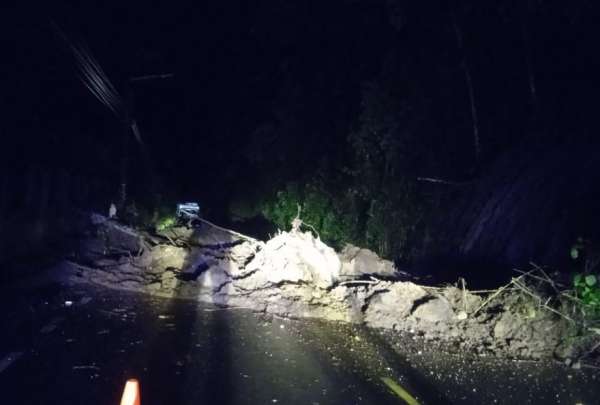 Un deslizamiento en la v&iacute;a Calacal&iacute;-La Independencia obstaculiza el tr&aacute;nsito vehicular.