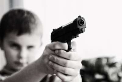 Ni&ntilde;o muere tras dispararse con el arma de su padre en Estados Unidos