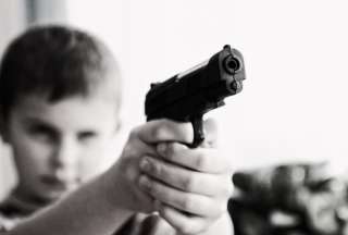 Ni&ntilde;o muere tras dispararse con el arma de su padre en Estados Unidos