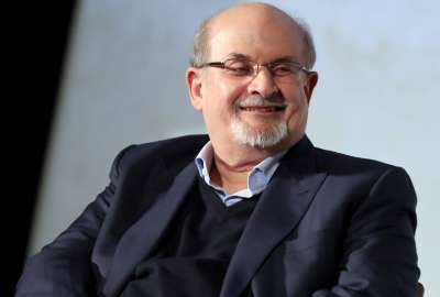 Salman Rushdie, escritor iran&iacute;, fue apu&ntilde;alado en Nueva York