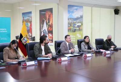Juan Zapata, centro, lidera la reuni&oacute;n del COE Nacional