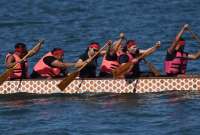 Mujeres sobrevivientes de cáncer de mama participan en la celebración del Día del Bote del Dragón.