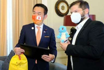 Gabriel Boric recibi&oacute; un pokem&oacute;n de regalo de parte de Jap&oacute;n