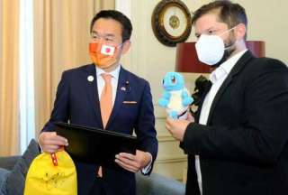 Gabriel Boric recibi&oacute; un pokem&oacute;n de regalo de parte de Jap&oacute;n