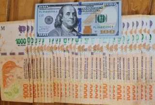 El precio del d&oacute;lar en Argentina super&oacute; los 317 pesos