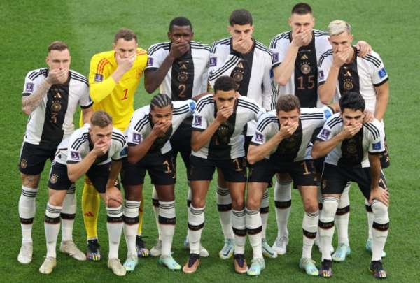 Jugadores de Alemania realizaron este gesto en se&ntilde;al de protesta.