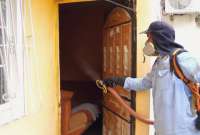 El Ministerio de Salud de Ecuador realiza fumigaciones dentro y fuera de domicilios para eliminar criaderos de mosquitos.