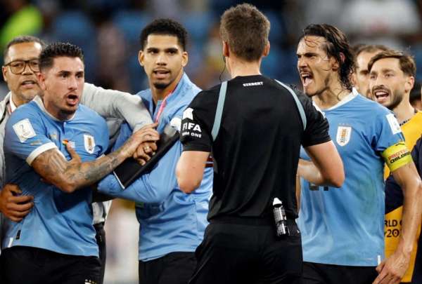 Jos&eacute; Mar&iacute;a Gim&eacute;nez (izq.) se desat&oacute; tras el final del partido entre Uruguay y Ghana. 