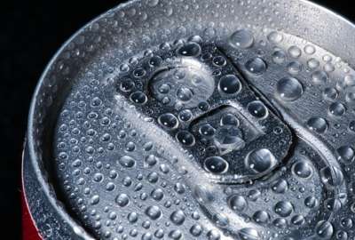 Autoridades alertan sobre el incremento de consumo de bebidas energizantes en adolescentes.