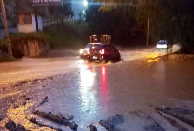 Lluvias provocaron acumulaci&oacute;n de agua en las v&iacute;as en Cuenca (Azuay).