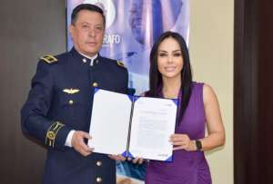 Jairo Araujo (izq.), jefe del Cuerpo de Bomberos de Azogues, junto a Marcela Holgu&iacute;n, gerente general de la Empresa P&uacute;blica de Comunicaci&oacute;n.
