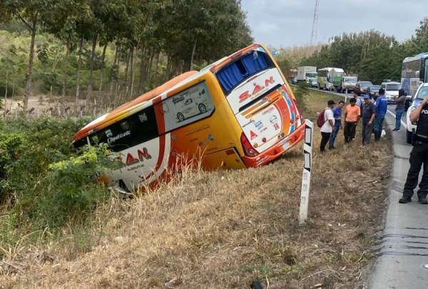 Un autob&uacute;s termin&oacute; a un costado de la v&iacute;a, tras accidente en Naranjal. 