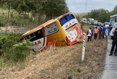 Un autob&uacute;s termin&oacute; a un costado de la v&iacute;a, tras accidente en Naranjal. 