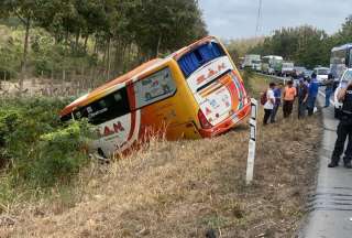 Una persona fallecida, tras siniestro entre autob&uacute;s y camioneta en Naranjal