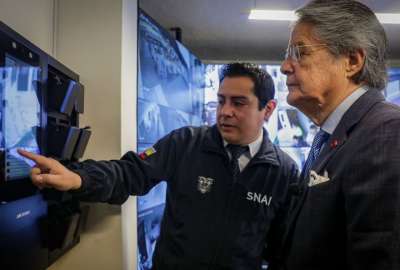 Guillermo Lasso (der.), presidente de la Rep&uacute;blica, en su visita al SNAI