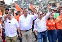 Jimmy Jairala (centro) es candidato a la Alcaldía por Centro Democrático.
