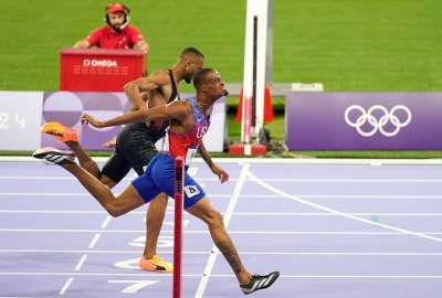 Quincy Hall gan&oacute; tras una gran carrera en los 400 metros planos. 