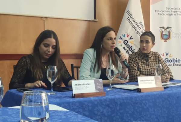 Andrea Montavo (centro), secretaria de Educaci&oacute;n Superior, explic&oacute; el nuevo proceso para acceder a las universidades. 