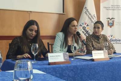 Andrea Montavo (centro), secretaria de Educaci&oacute;n Superior, explic&oacute; el nuevo proceso para acceder a las universidades. 