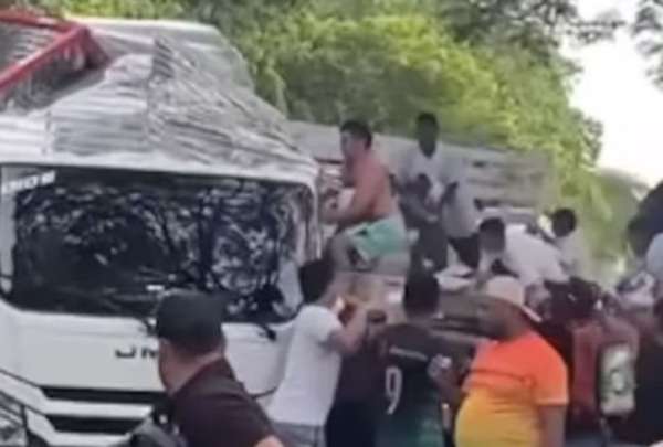 Las personas se robaron televisores, hornos y ventiladores del cami&oacute;n accidentado en Colombia. 