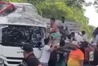 Las personas se robaron televisores, hornos y ventiladores del cami&oacute;n accidentado en Colombia. 