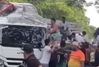 Saquean cami&oacute;n que transportaba electrodom&eacute;sticos, tras accidente de tr&aacute;nsito