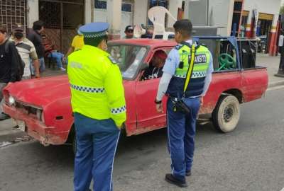 El hombre prendi&oacute; fuego a su camioneta, luego de ser detenido por miembros de la AMT. 
