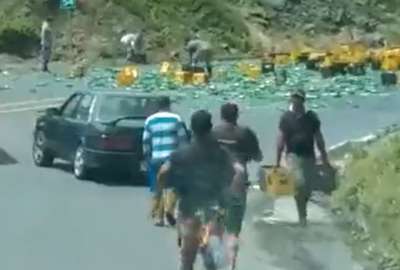 Ciudadanos se llevan cervezas de cami&oacute;n accidentado