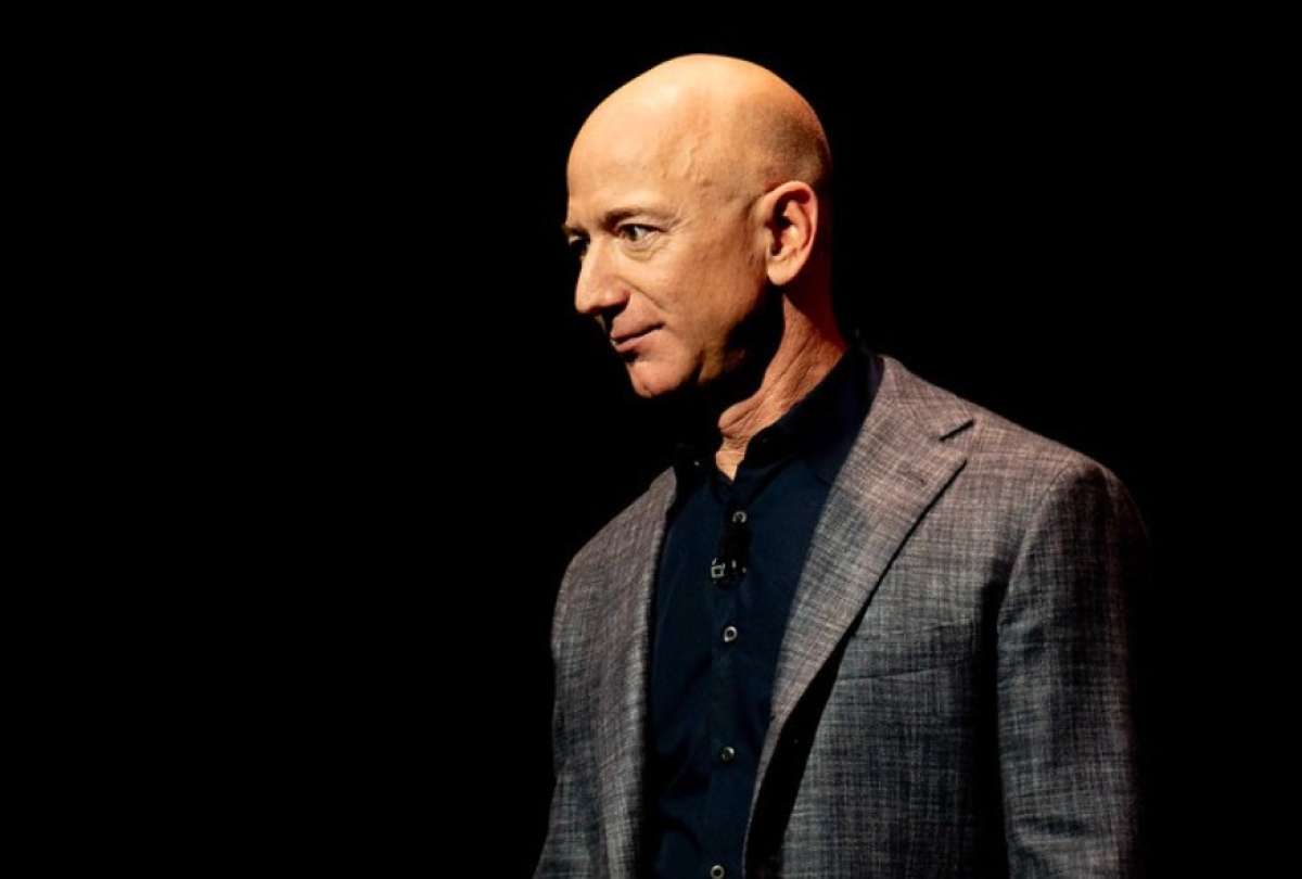 El multimillonario Jeff Bezos perdi&oacute; USD 8.000 millones con la ca&iacute;da de las acciones de Amazon.