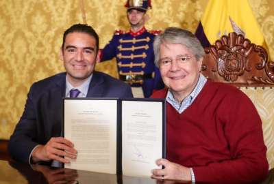 Guillermo Lasso firm&oacute; el decreto para la ransferencioa de dominio.