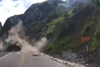 Per&uacute;: rocas cayeron sobre autos en Huarochir&iacute;