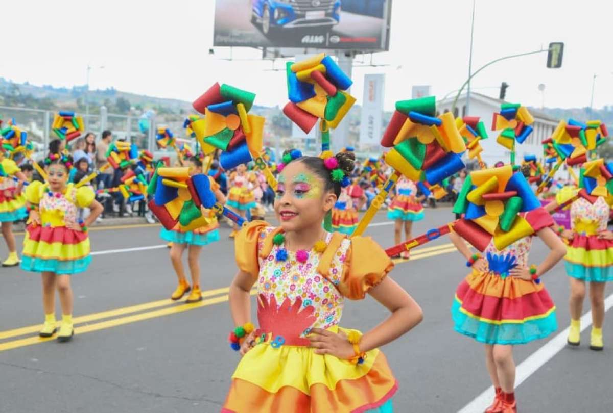 Niñas y niños llenaron de color las calles de Ambato durante el pregón de fiestas "Remembranzas".