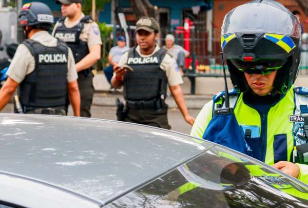 En operativos de control en el Guasmo Sur de Guayaquil, 71 veh&iacute;culos fueron detenidos por no contar con placas y matr&iacute;culas.&nbsp;