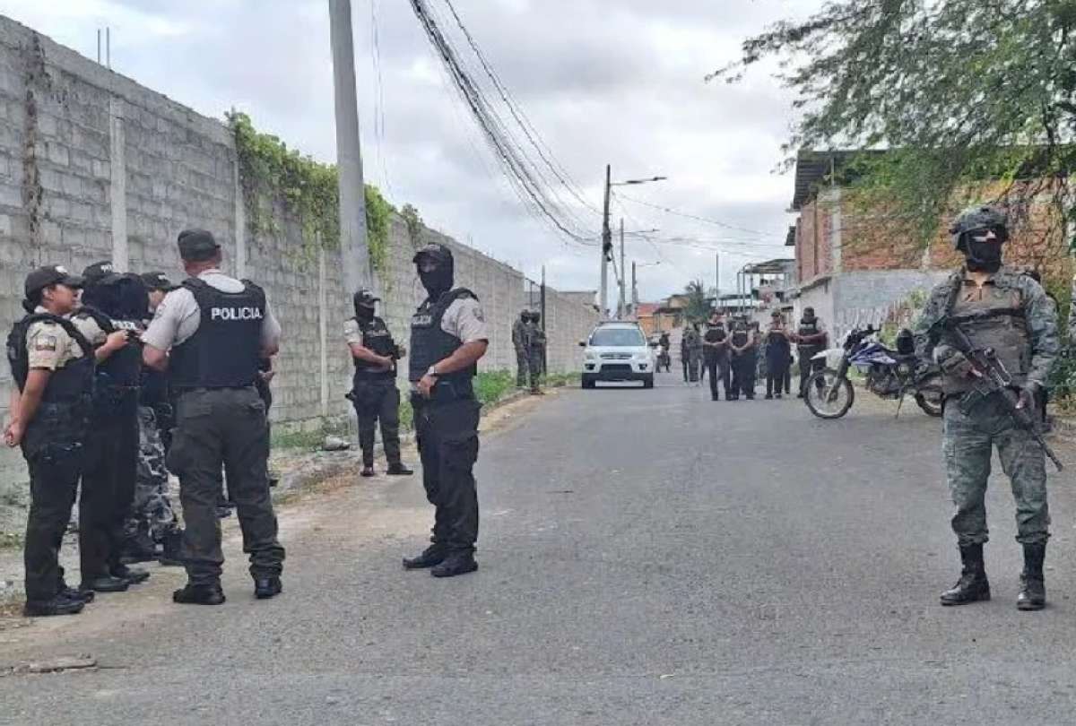 Agentes de la Policía detallan el funcionamiento del sistema ilegal de cámaras hallado en la vivienda de Adolfo Macías, alias “Fito”.