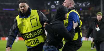 EL PSV sancion&oacute; al aficionado que se meti&oacute; a la cancha en un partido de Europa League.
