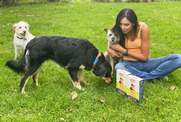 'La flaca' Guerrero lanz&oacute; su marca de galletas de perros con un objetivo social