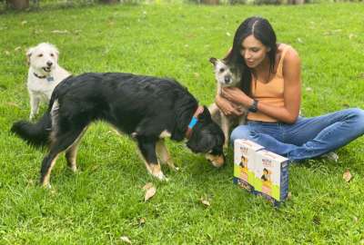 'La flaca' Guerrero lanz&oacute; su marca de galletas de perros con un objetivo social